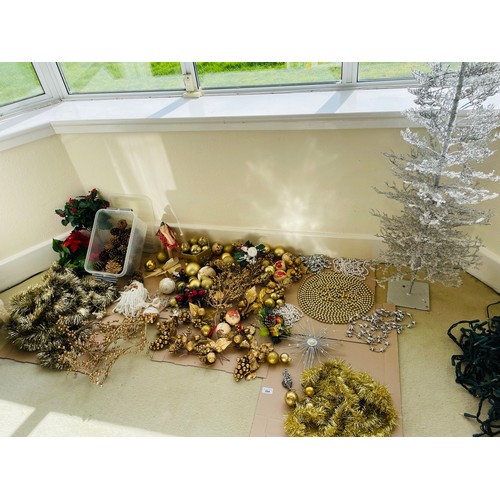 264 - A large collection of quality Christmas decorations including lights