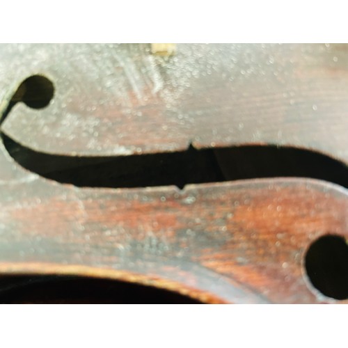 160A - Superb old 19th century fiddle and hard wood case. in excellent condition. 2 bows. Full size. label ... 