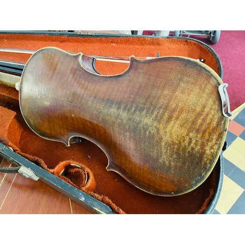 160A - Superb old 19th century fiddle and hard wood case. in excellent condition. 2 bows. Full size. label ... 