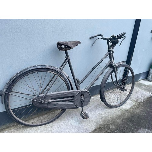 108A - Superb ladies Raleigh bicycle with chain guard and Brooks saddle. Also original light to the front.