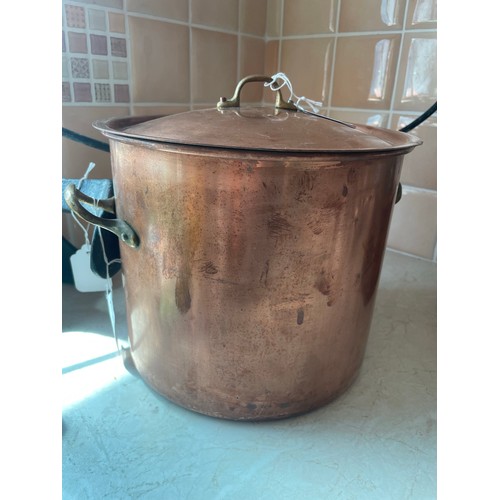 29 - A large copper ham pot, 9''d x 8''h, with lid