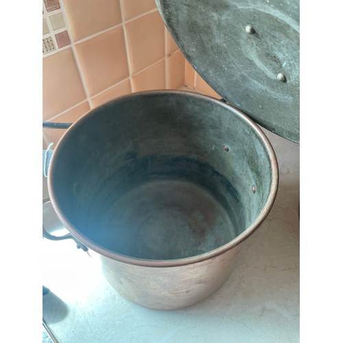 29 - A large copper ham pot, 9''d x 8''h, with lid