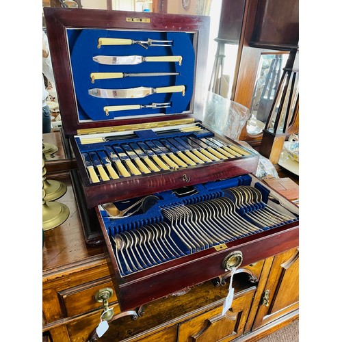 226 - Magnificent canteen of cutlery by Viners, Sheffield complete with drawer and key in a mahogany case.... 