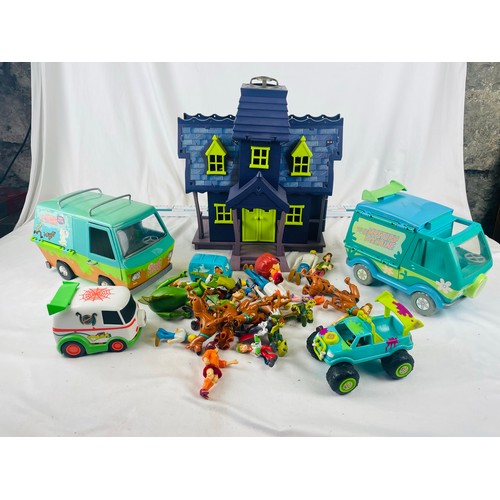 Scooby Doo house and action figures