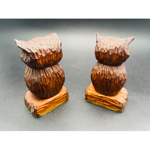 137C - A pair of hand carved owls by Harold S. Hearne, famous violin maker from Norfolk. 4''h