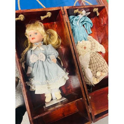 137D - Beautiful porcelain doll and extra clothes' in a presentation case / wardrobe