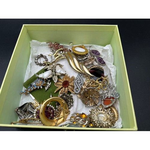 14 - Box containing 30 vintage mixed styles of broaches