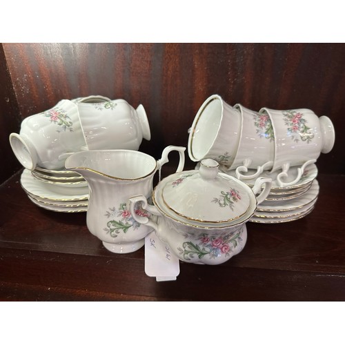 57 - 20 piece tea service by Chodiez