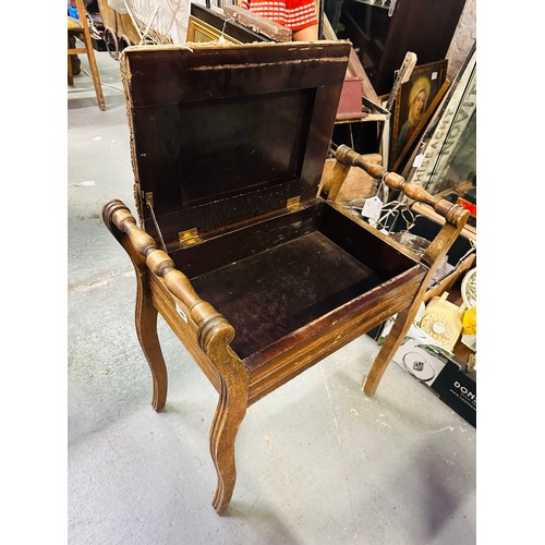 115 - Victorian piano stool with music sheet well. 20''h