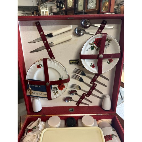 138 - Vintage 1940's picnic set by Braxton