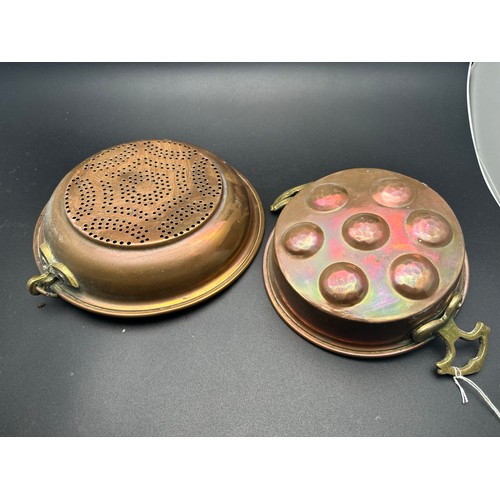 148 - Georgian copper jelly mould (6.5'') and copper sieve with bras handles (8.5'')