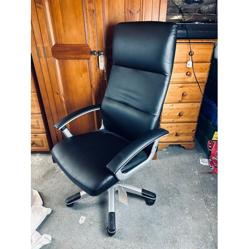 158 - Leather swivel office chair with adjustable height