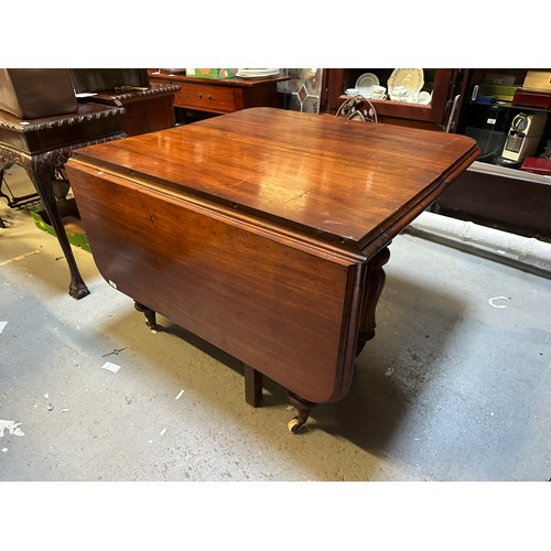 288 - Magnificent gate leg drop leaf mahogany dining table on castors 57''l x 40''w x 30''h