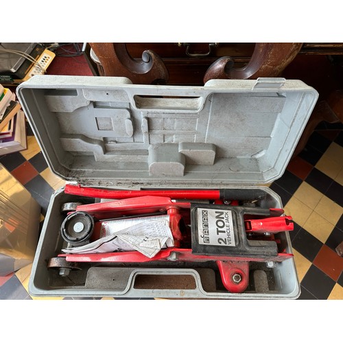 435 - 2 ton hydraulic jack with box