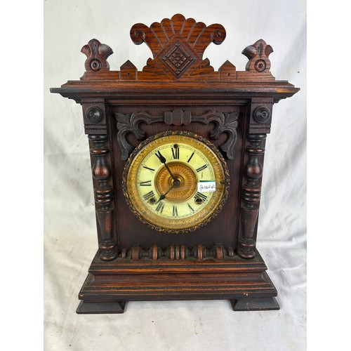 41 - Victorian oak New York made mantle clock with pendelum