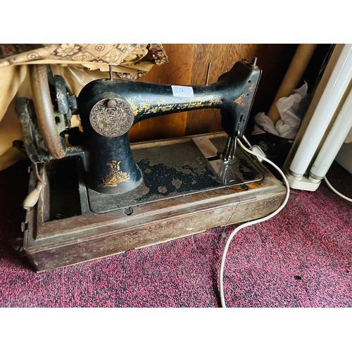 84 - Singer vintage sewing machine