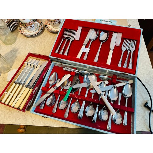 101 - 2 vintage cutlery sets