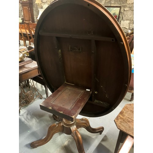 152 - Centre leg 4 pod oval Mahogany table in superb condition with tilt top, 28''h x 4'l