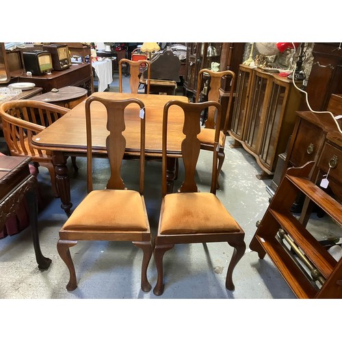 80A - Mahogany table with centre leaf + 4 matching chairs with soft seating