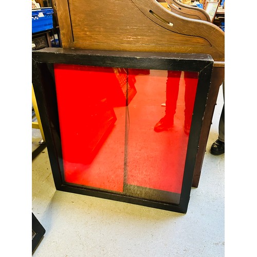 128 - MATCHING SHOP TABLE TO DISPLAY CABINETS HINGED SO THEY LIFT UP
AND CAN BE LOCKED X2 H79CM W82CM D 16... 