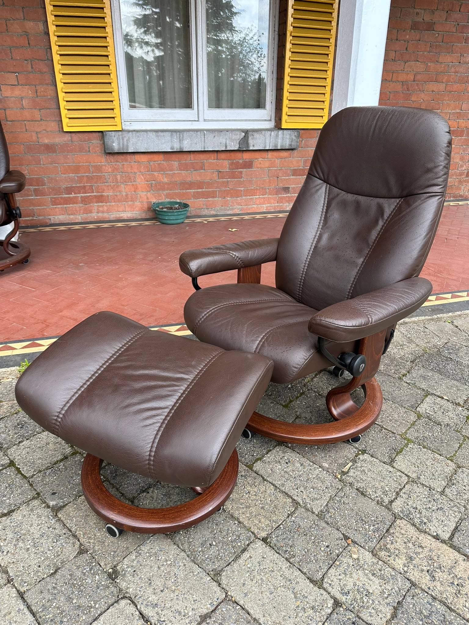 Superb Stressless Consul Mole Medium Recliner Chair and stool. Made in