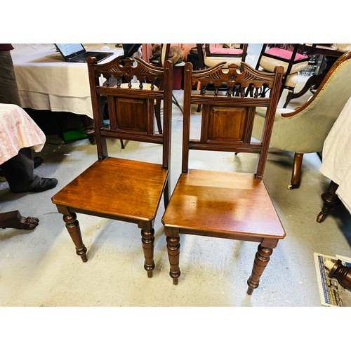 33 - A pair of Victorian mahogany hall chairs, 17''h