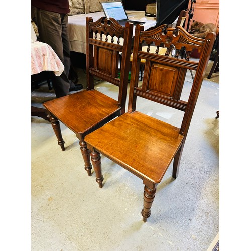 33 - A pair of Victorian mahogany hall chairs, 17''h