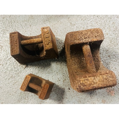 295 - A collection of 3 Avery weights