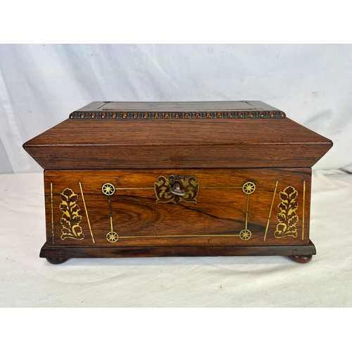 250 - Superb Victorian oak and brass inlaid tea caddy with lead lined inserts and glass mixing jar, comple... 