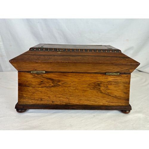 250 - Superb Victorian oak and brass inlaid tea caddy with lead lined inserts and glass mixing jar, comple... 