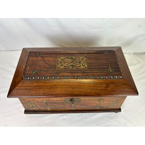 250 - Superb Victorian oak and brass inlaid tea caddy with lead lined inserts and glass mixing jar, comple... 