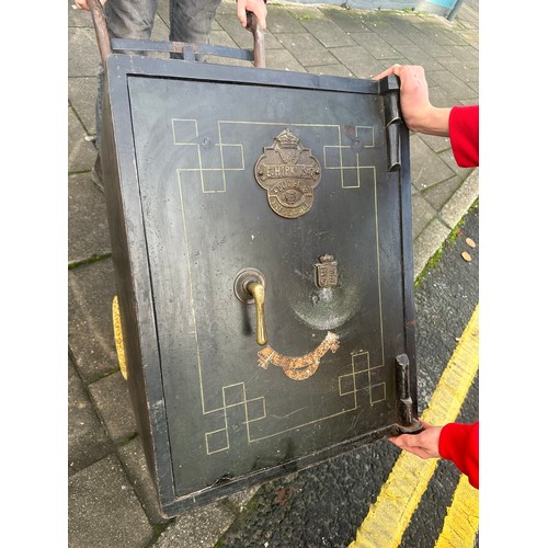 395 - Heavy Victorian iron safe, very good condition, with brass plates and key. E. Hipkins & Co. Dudley. ... 