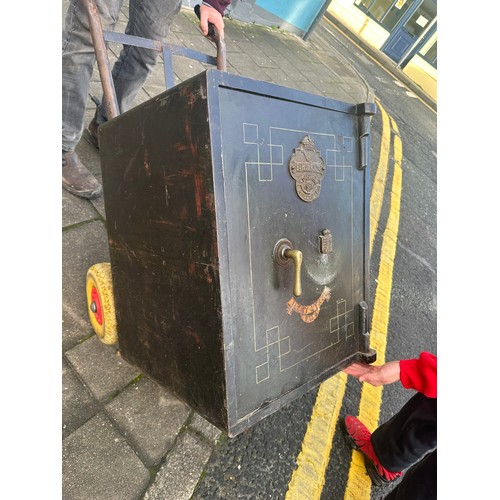 395 - Heavy Victorian iron safe, very good condition, with brass plates and key. E. Hipkins & Co. Dudley. ... 