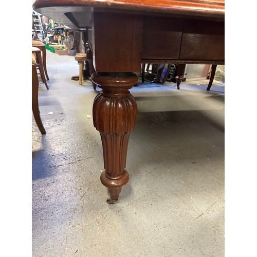 234 - Superb large mahogany extendable dining table on castors 80''l x 58''w x 29''h