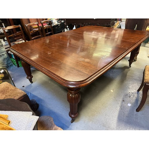 234 - Superb large mahogany extendable dining table on castors 80''l x 58''w x 29''h