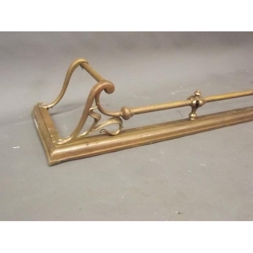 914 - A late C19th Art Nouveau brass fire fender to fit hearth, 54