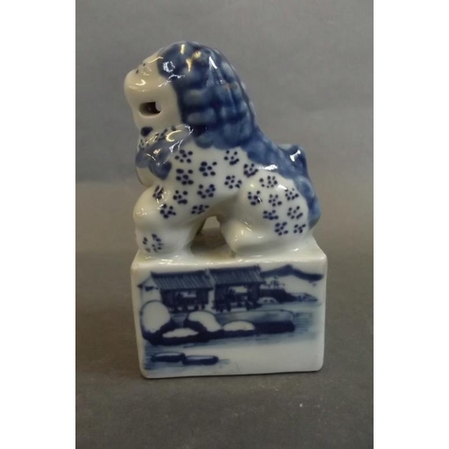 93 - A Chinese blue and white porcelain seal, the top formed as a Fo dog seated on a plinth base with ins... 