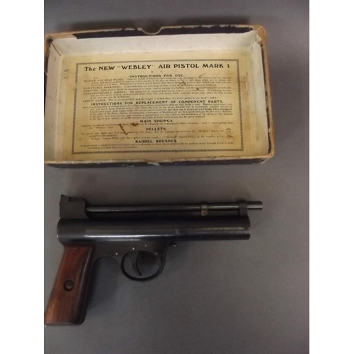 46 - A 1925-38 Webley air pistol MK 1, in original box, 8½