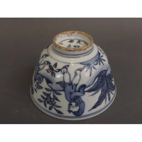 50 - A Chinese blue and white porcelain rice dish decorated with five boys playing in a garden, 6 charact... 