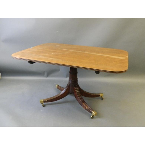 821 - An early C19th mahogany tilt-top breakfast table, on ring turned column base and four reeded sabre s... 