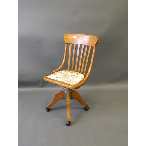 862 - A 1930s oak swivel desk chair