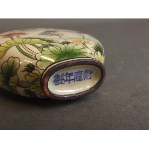 10 - A Cantonese enamel snuff bottle decorated with waterfowl, 4 character mark to base, 3