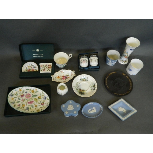 40 - A quantity of decorative English porcelain items including Wedgwood, Aynsley, Minton, Royal Worceste... 