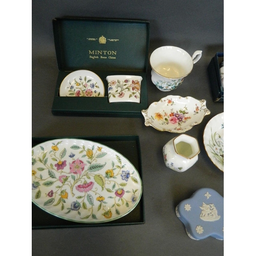 40 - A quantity of decorative English porcelain items including Wedgwood, Aynsley, Minton, Royal Worceste... 