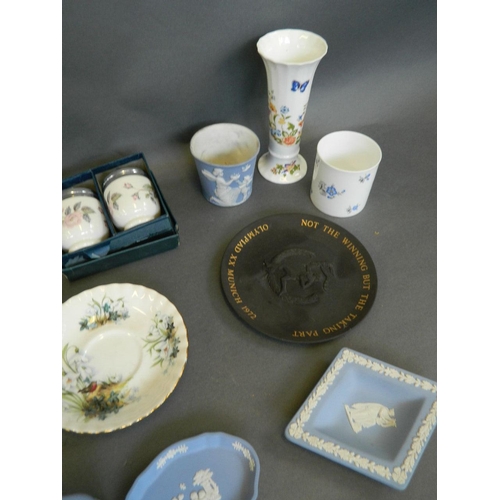 40 - A quantity of decorative English porcelain items including Wedgwood, Aynsley, Minton, Royal Worceste... 