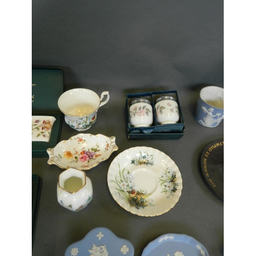 40 - A quantity of decorative English porcelain items including Wedgwood, Aynsley, Minton, Royal Worceste... 