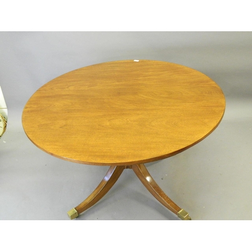 841 - An early C20th mahogany tilt top breakfast table, raised on a turned column and sabre supports, with... 