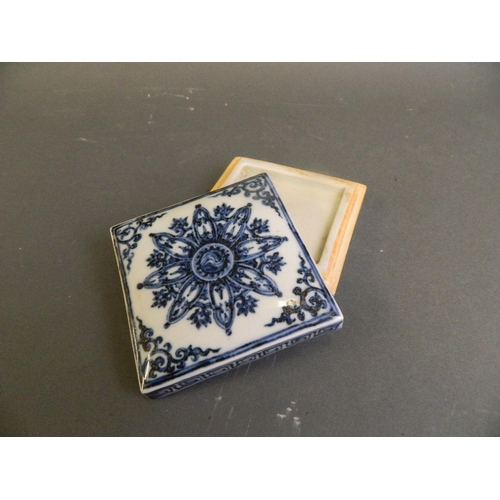 198 - A Chinese blue and white porcelain trinket box with Yin & Yang decoration to lid, 6 character mark t... 