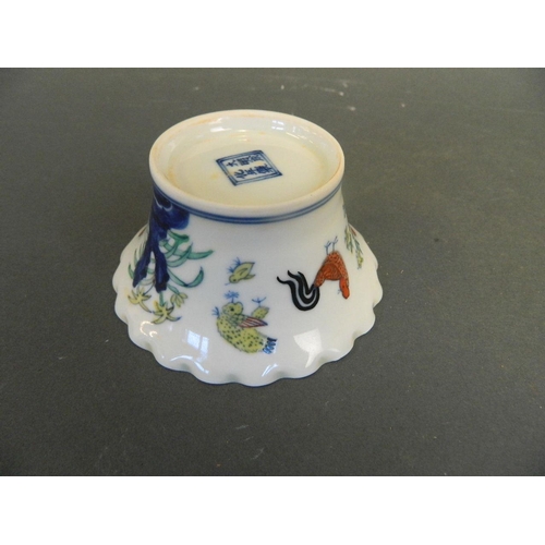 231 - A Chinese Doucai enamelled porcelain tea bowl with pie crust rim and poultry decoration, 6 character... 