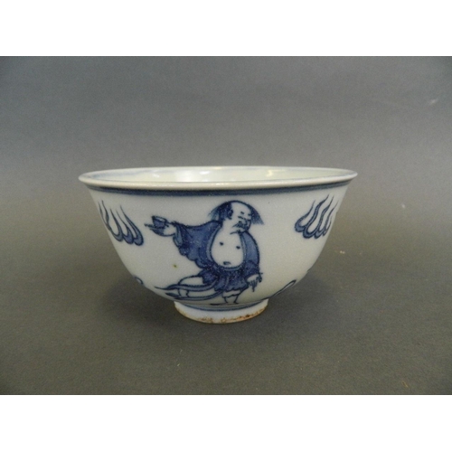 94 - A Chinese blue and white porcelain rice bowl decorated with an immortal practicing Zui quan, 4 chara... 